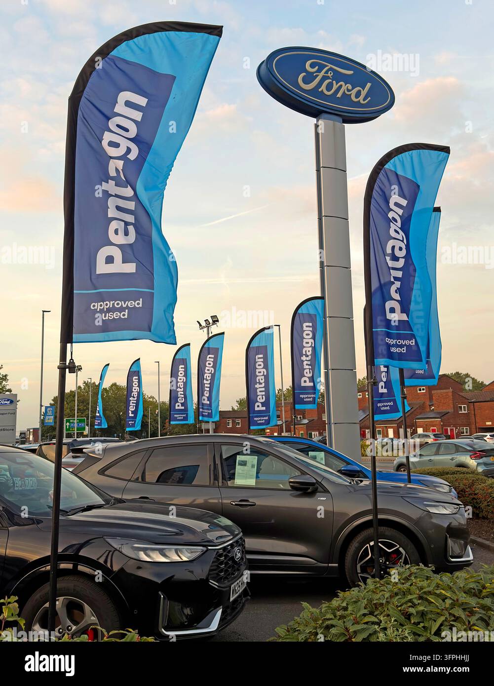 Vordere Verkaufsfläche eines Autohandels des Pentagon in Warrington, die Ford- und BYD-Fahrzeuge bewirbt Stockfoto