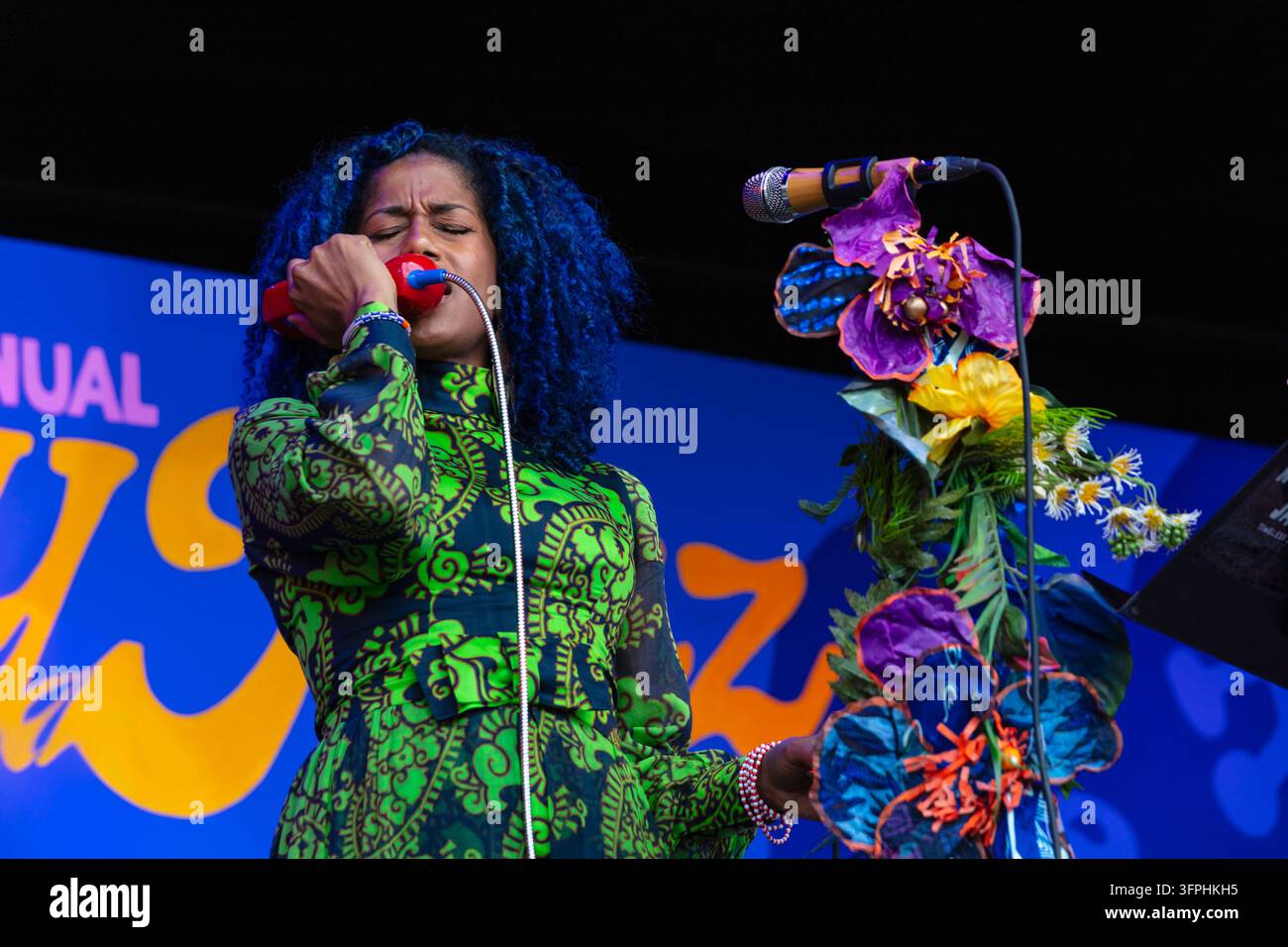 Aja Monet performt Gesang und Spoken Word in einem einzigartigen Stil mit einem farbenfrohen Bühnenbild und Kostüm auf dem 69. Monterey Jazz Festival, Kalifornien, 20 Stockfoto
