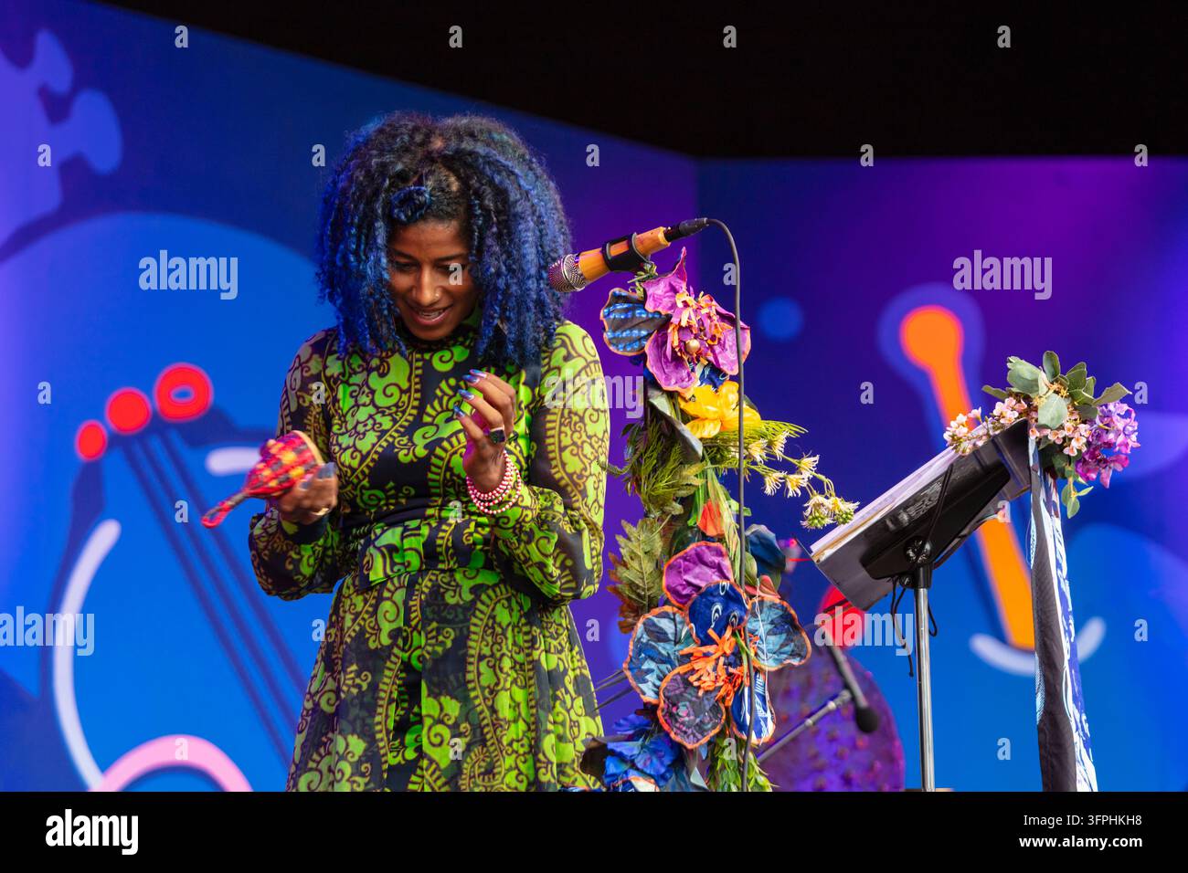 Aja Monet performt Gesang und Spoken Word in einem einzigartigen Stil mit einem farbenfrohen Bühnenbild und Kostüm auf dem 69. Monterey Jazz Festival, Kalifornien, 20 Stockfoto