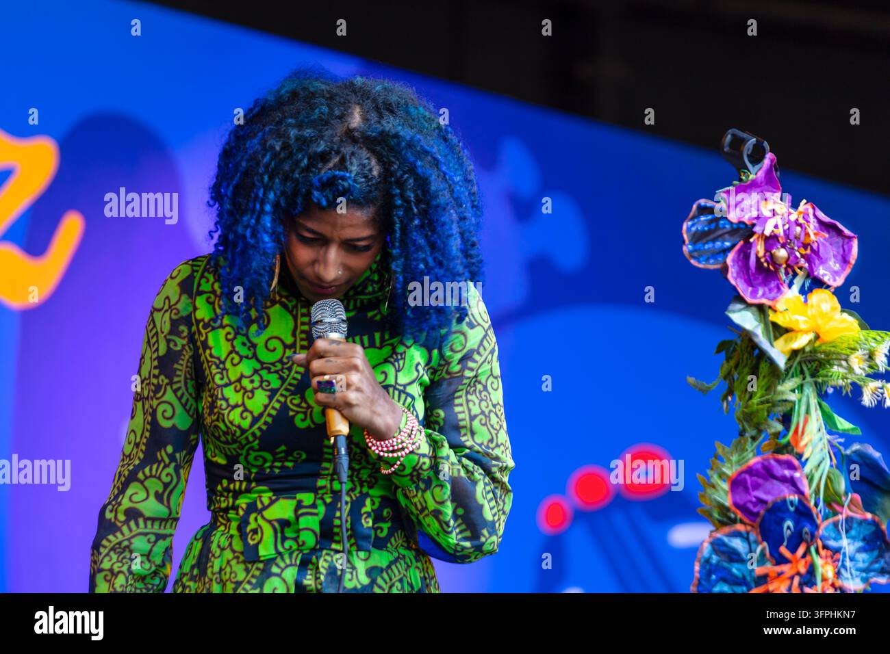 Aja Monet performt Gesang und Spoken Word in einem einzigartigen Stil mit einem farbenfrohen Bühnenbild und Kostüm auf dem 69. Monterey Jazz Festival, Kalifornien, 20 Stockfoto