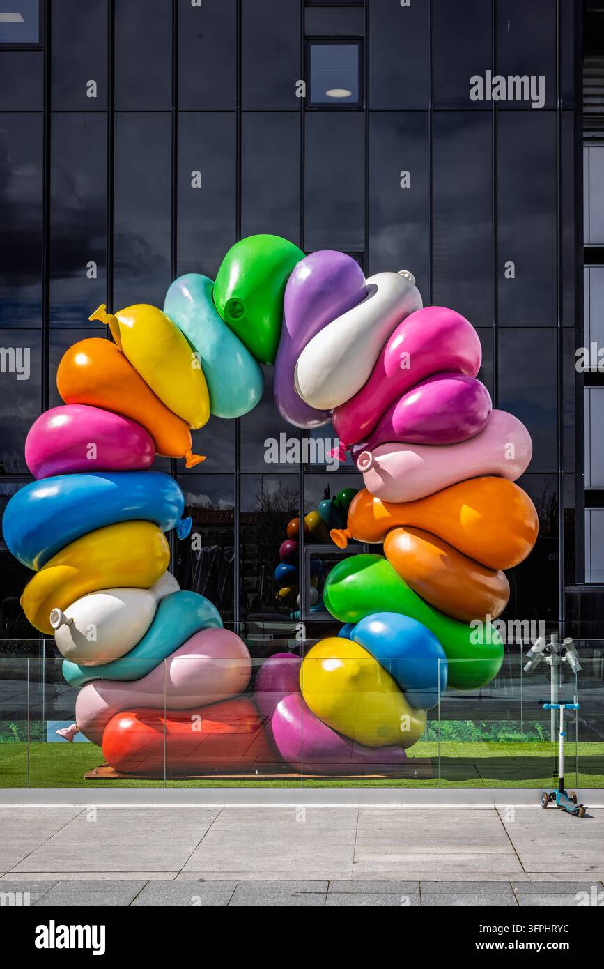 16. März 2025, Madrid, Spanien: Große farbenfrohe Kunstinstallation in einer zeitgenössischen städtischen Umgebung präsentiert Stockfoto