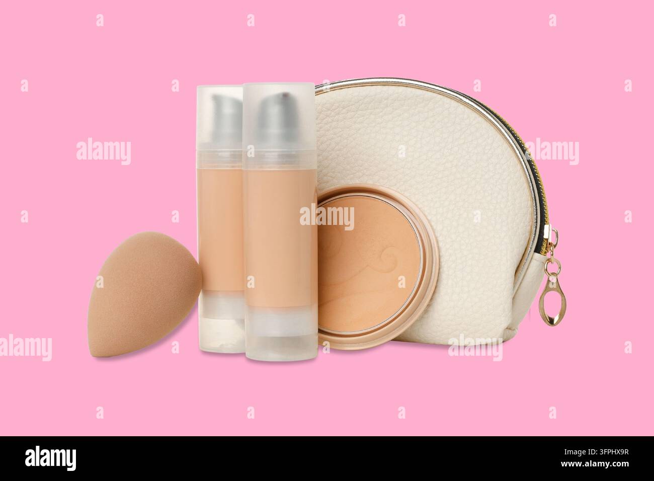 Kosmetik. Kosmetiktasche mit Grundierungflasche und Schönheitsschwamm auf rosa Hintergrund. Kosmetik und Schönheitsschwamm Stockfoto