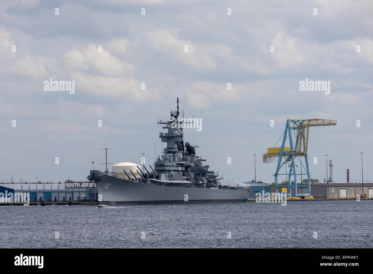 Philadelphia, Vereinigte Staaten - 30. August 2026: Horizontale Teleaufnahme über den Delaware River des historischen Kriegsschiffs USS New Jersey (BB-62 Stockfoto