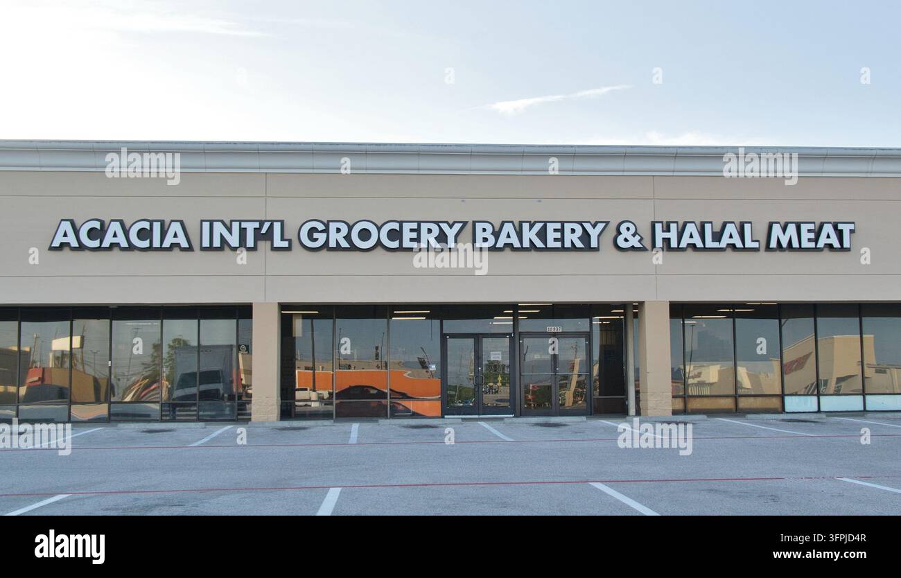 Houston, Texas USA 05-31-2026: Acacia Food Mart Acacia International Grocery Bakery Schaufensterfront. Stockfoto