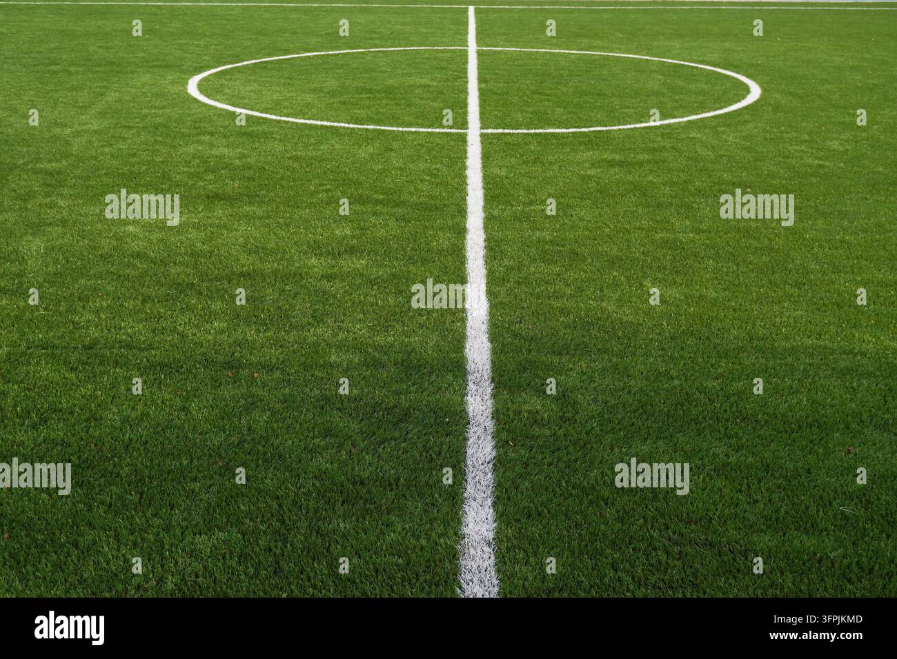 Fußballfeld mit Mittelfeldkreis und Linie Stockfoto