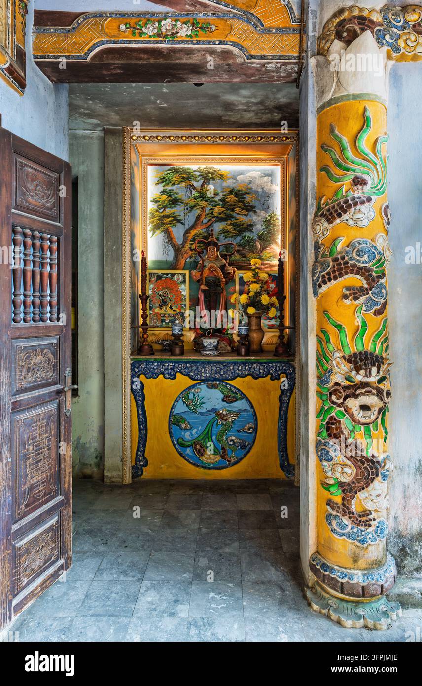 Verzierter Schrein mit Statue und Mosaik-Drachen-Säule im Linh Ung Pagode in den Marmorbergen in Da Nang, Vietnam Stockfoto