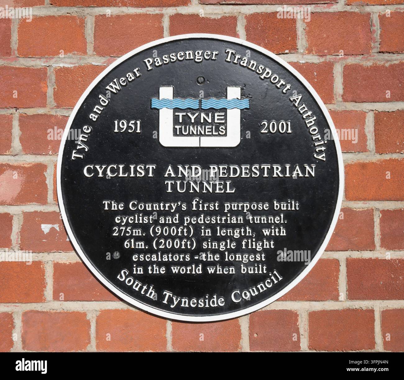Eine Gedenktafel, die den Tyne-Fahrrad- und Fußgängertunnel am Ende von South Shields, Nordostengland, UK, würdigt Stockfoto