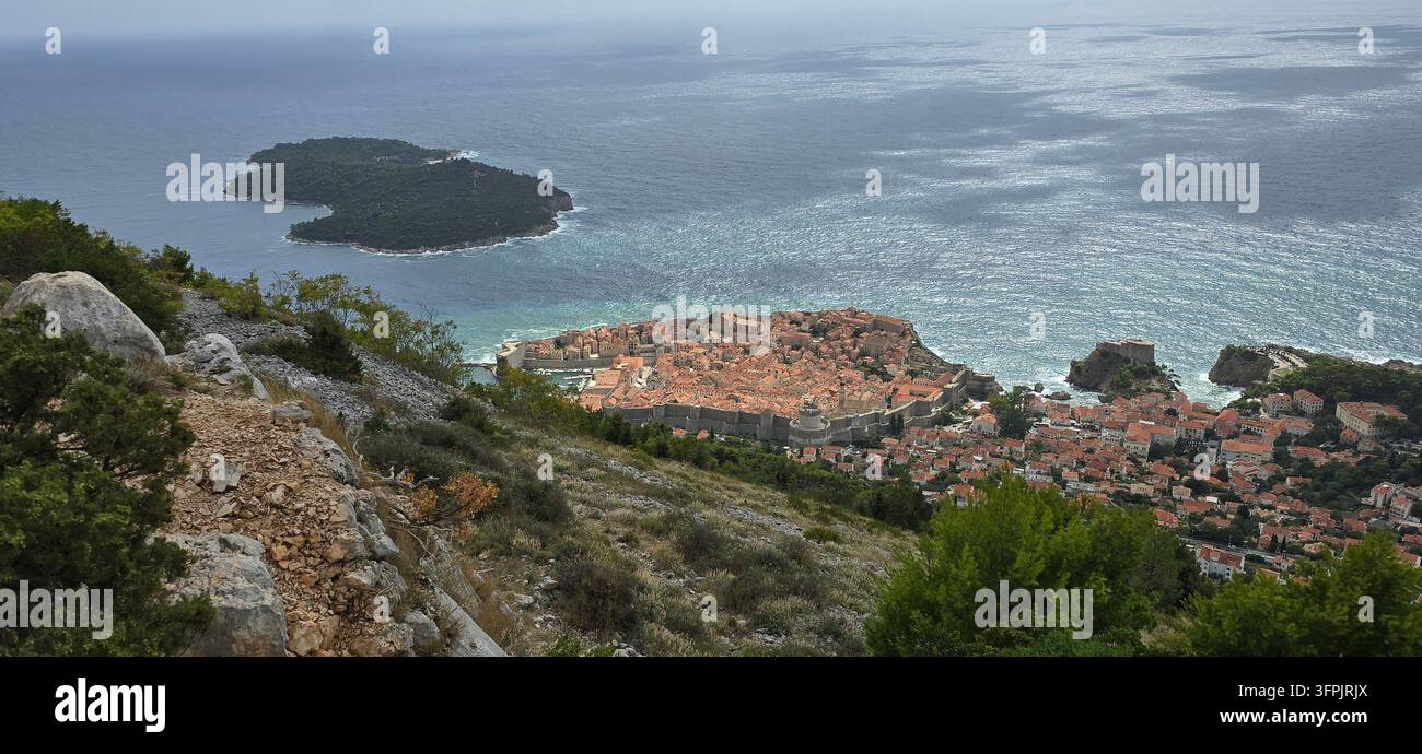 Erhöhte Aussicht über die Altstadt von Dubrovnik und die Adria, mit der Insel Lokrum vor der kroatischen Küste. - Smartphone-aufgenommenes Stockfoto