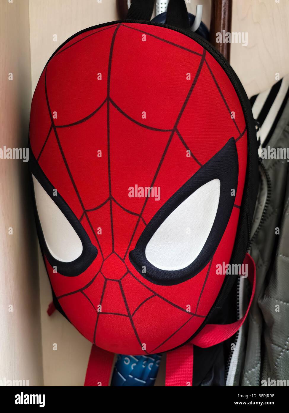 Rote Spider-Man-Kinder-Rucksack, gefüllt mit Notfallutensilien für die Evakuierung während des Krieges in der Ukraine, Herbst 2026 Stockfoto