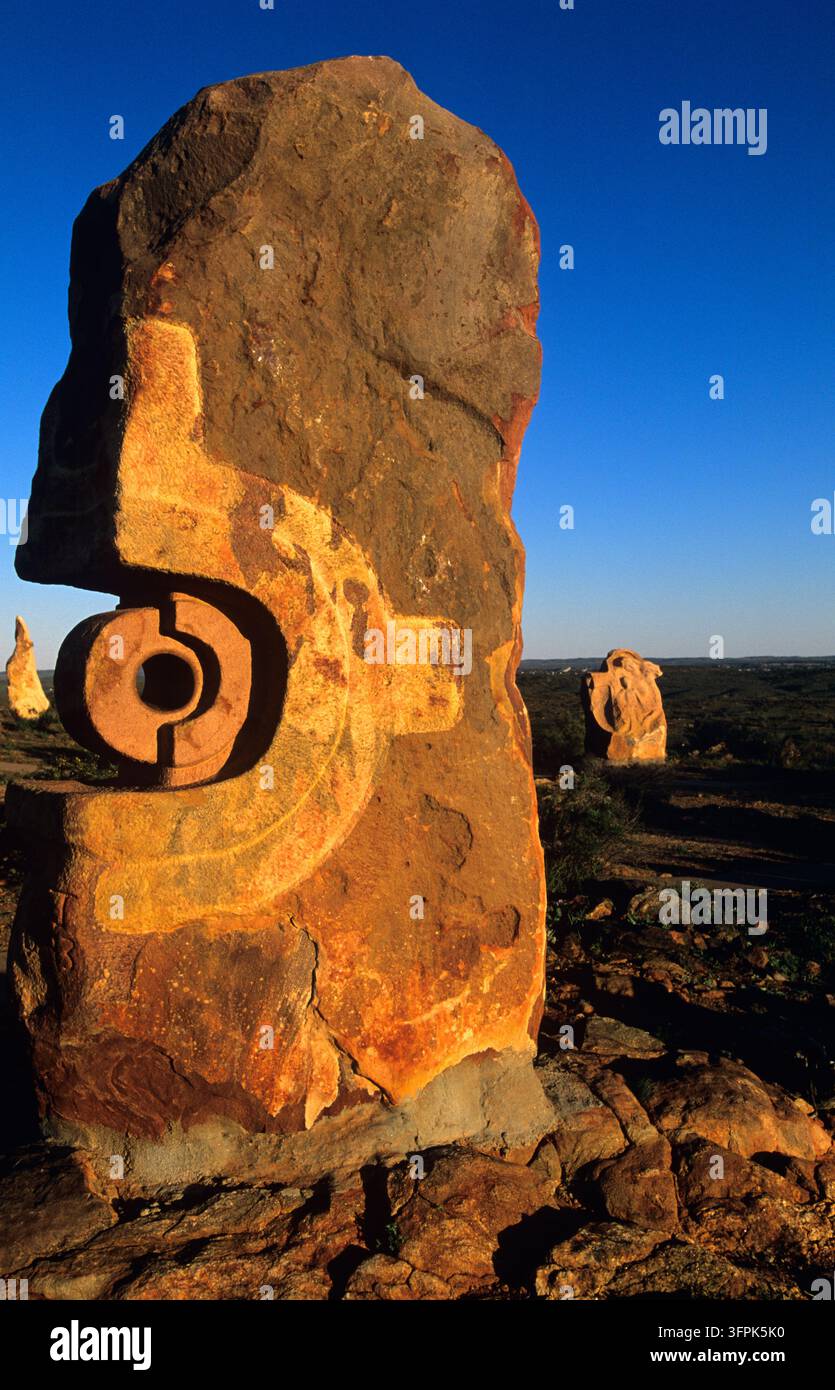 Ausgeschnitztes Sandstein-Kunstwerk vom Skulpturensymposium in gedämpftem goldenem Licht im Living Desert State Park im Outback von New South Wales, Australien Stockfoto
