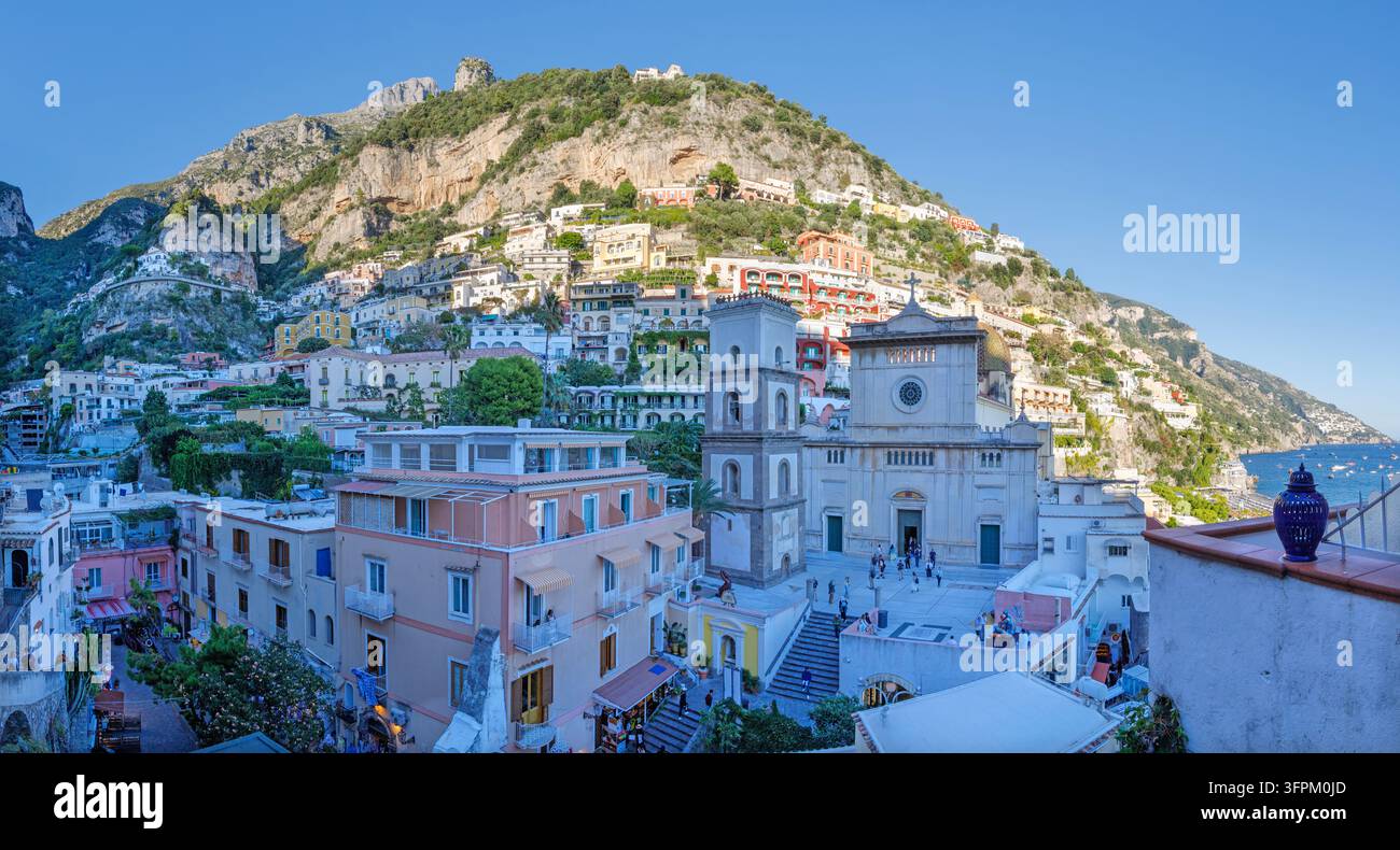 Positano - Amalfiküste - Die Stadt und die Küste mit der Kathedrale im Abendlicht Stockfoto