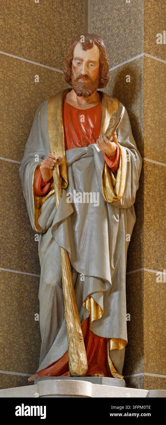 WIEN, ÖSTERREICH - 18. JUNI 2021: Die geschnitzte polychrome Statue des Heiligen Judas Thaddäus in der Herz-Jesu-Kirche vom Anfang des 20. Jahrhunderts Stockfoto