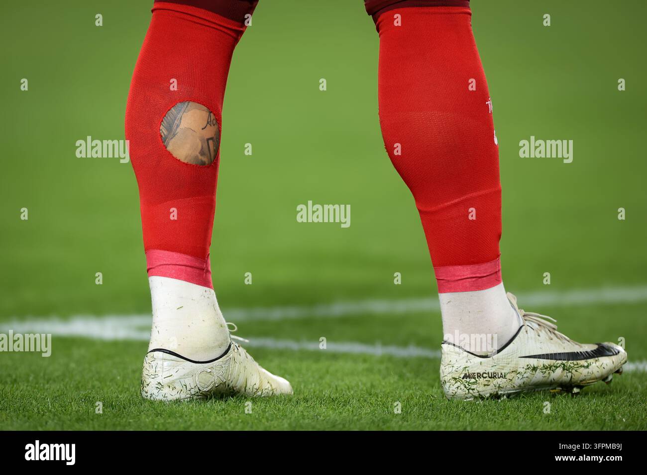 5. Oktober 2026, Stadio Renato Dall’Ara, Bologna Italien, Italien gegen Türkei, UEFA Nations League, Liga A, Gruppe A1, Saison 2026-2027. Löcher in den Waden der Socken von Abdulkerim Bardakci aus der Türkei im Einsatz während des Spiels. Stockfoto