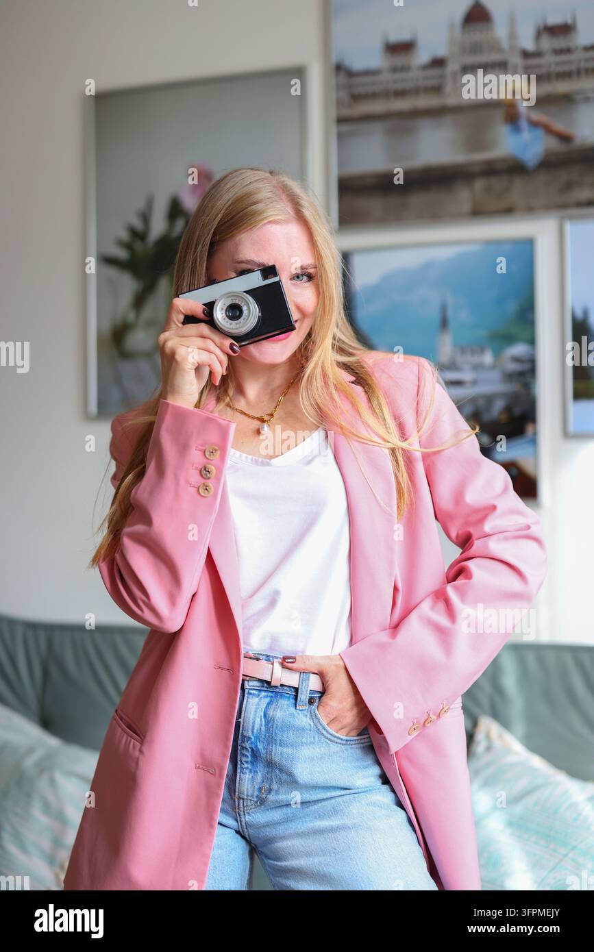 Kreative professionelle Fotos des Betrachters, perfekt für Fotografie-Dienstleistungen, Medienproduktion und visuelle Kommunikationskampagnen. Stockfoto