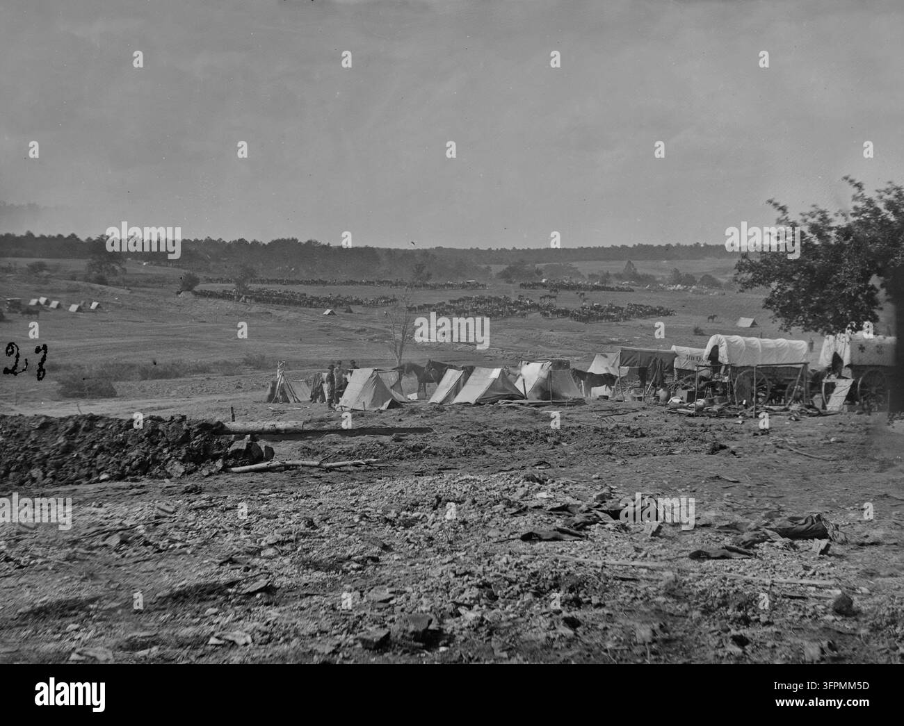 Amerikischer Bürgerkrieg. Spotsylvania Court House, Va., Umgebung. Blick vom Beverly-Haus in Richtung Spotsylvania Court House. USA (1864) Diese Fotografie, aufgenommen während der Schlacht von Spotsylvania Court House im Mai 1864 im amerikanischen Bürgerkrieg, zeigt die Landschaft vom Beverly-Haus („Whig Hill“) aus in Richtung der umkämpften Kreuzung von Spotsylvania Court House, Virginia. Während des Overland-Feldzugs von Generalleutnant Ulysses S. Grant gegen die Armee von Nordvirginia diente die Beverly-Plantage als wichtiger Stützpunkt und vorübergehendes Hauptquartier für die Korpskommandeure der Union. Dokument Stockfoto