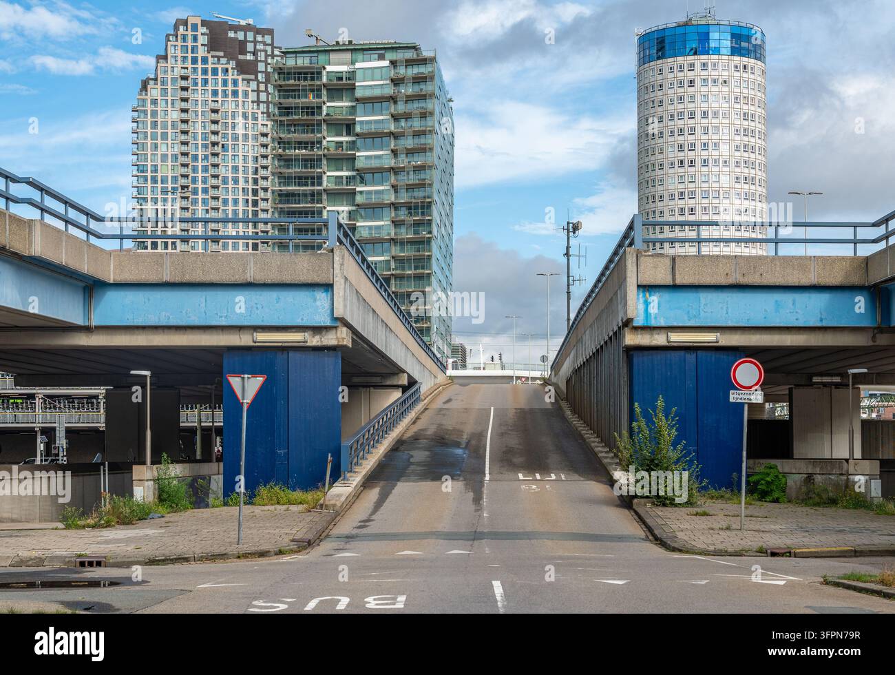 Stadtbild von Den Haag mit moderner Architektur und städtischer Verkehrsinfrastruktur Stockfoto