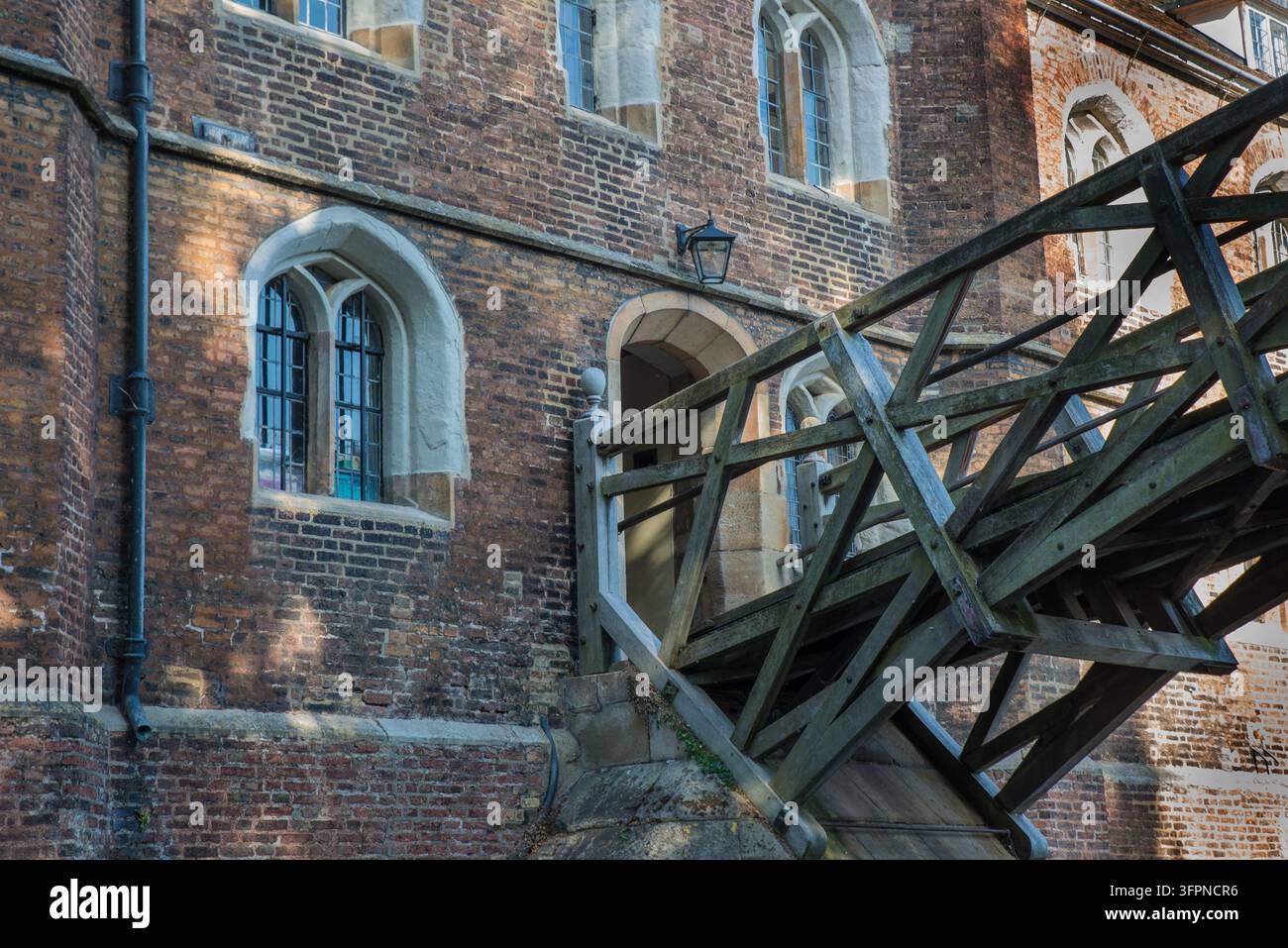 Der Eingang zur Mathematical Bridge zum Queen's College, Cambridge, England Stockfoto