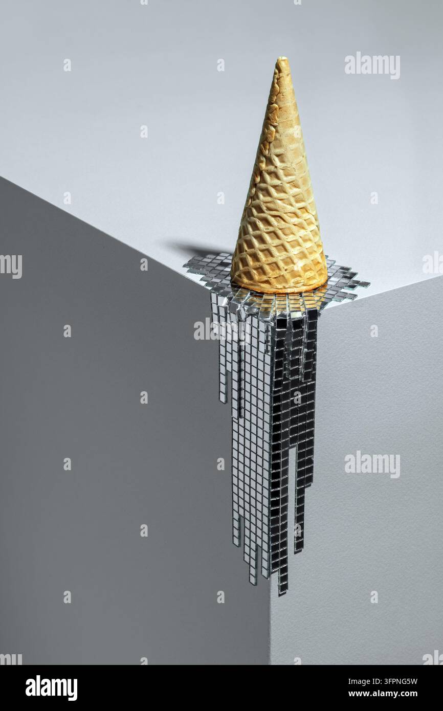 Waffeltüte schmilzt am Rand und löst sich in pixeligen Silberfliesen auf, symbolisiert digitalen Zerfall und vergängliche Realität in einer surrealen minimalistischen Komposition Stockfoto