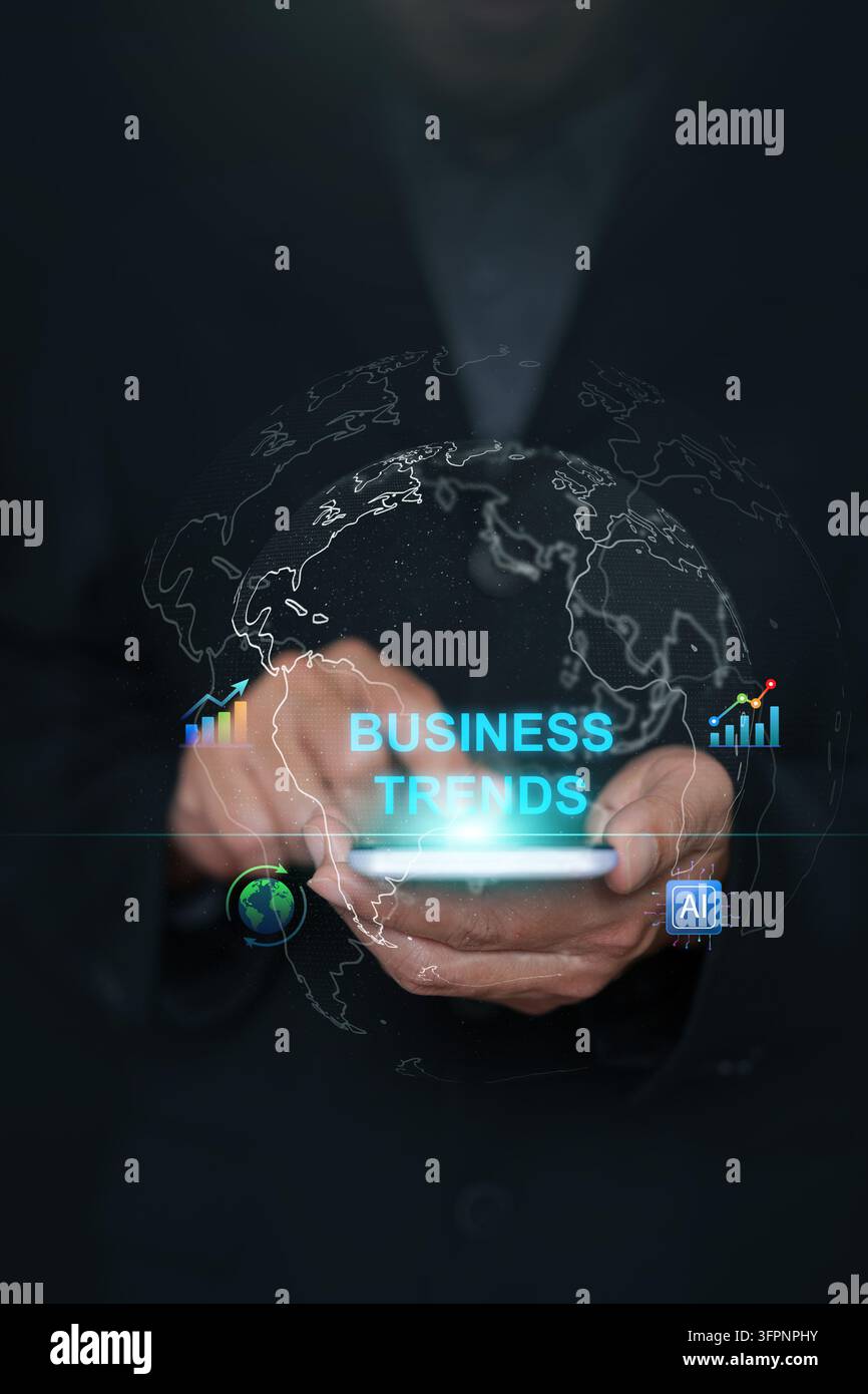 Hände, die ein Smartphone halten, das leuchtende Geschäftstrendtexte, eine digitale Weltkartenglobus, Finanzwachstumsdiagramme und ein KI-Symbol projiziert. Globale Marktforschung Stockfoto