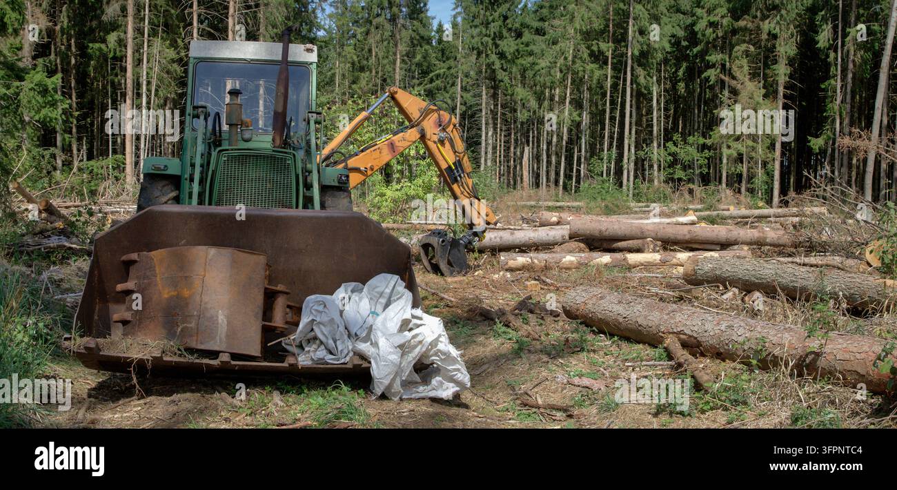 VILLINGEN-SCHWENNINGEN, DEUTSCHLAND – 30. AUGUST 2026: Ein Kleinbauernkompakttraktor, der zum Beseitigen von beschädigtem Holz in einem Fichtenwald bereitsteht. Stockfoto