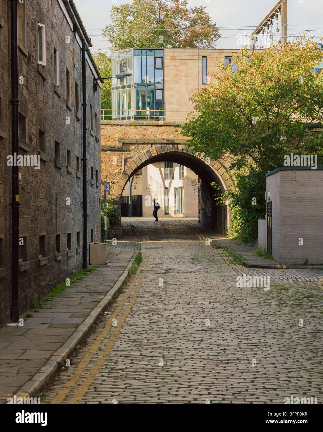 Die ruhige Gasse von Croft-an-Righ hinter dem Holyrood Palace in Edinburgh, Schottland Stockfoto