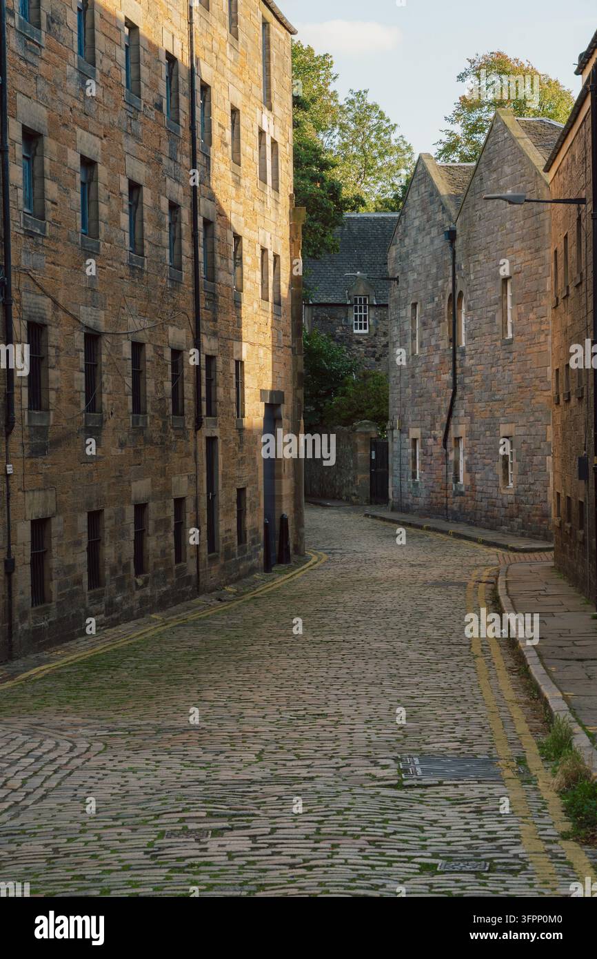 Die ruhige Gasse von Croft-an-Righ hinter dem Holyrood Palace in Edinburgh, Schottland Stockfoto