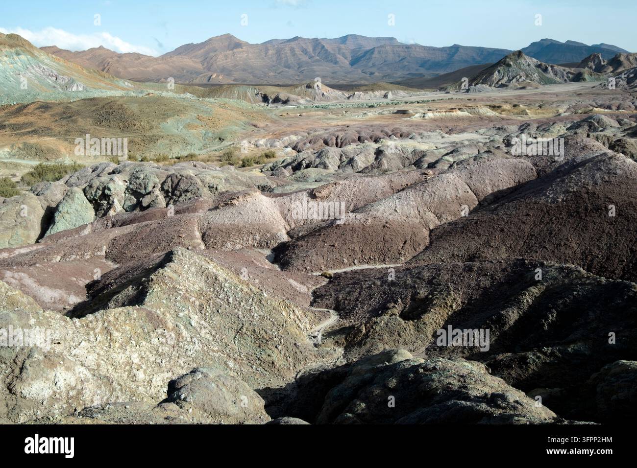 Nationalpark Djebel Aissa zeigt eine weite aride Landschaft mit farbenfrohen geologischen Formationen unter blauem Himmel, Algerien Stockfoto