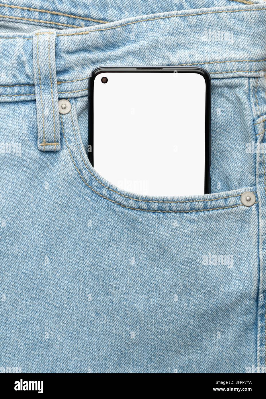 Schwarzes Smartphone mit leerem Bildschirm liegt in der vorderen Tasche von hellblauen Jeans und zeigt alltäglichen Gebrauch, Mobilität und Mockup-Nutzung. Stockfoto