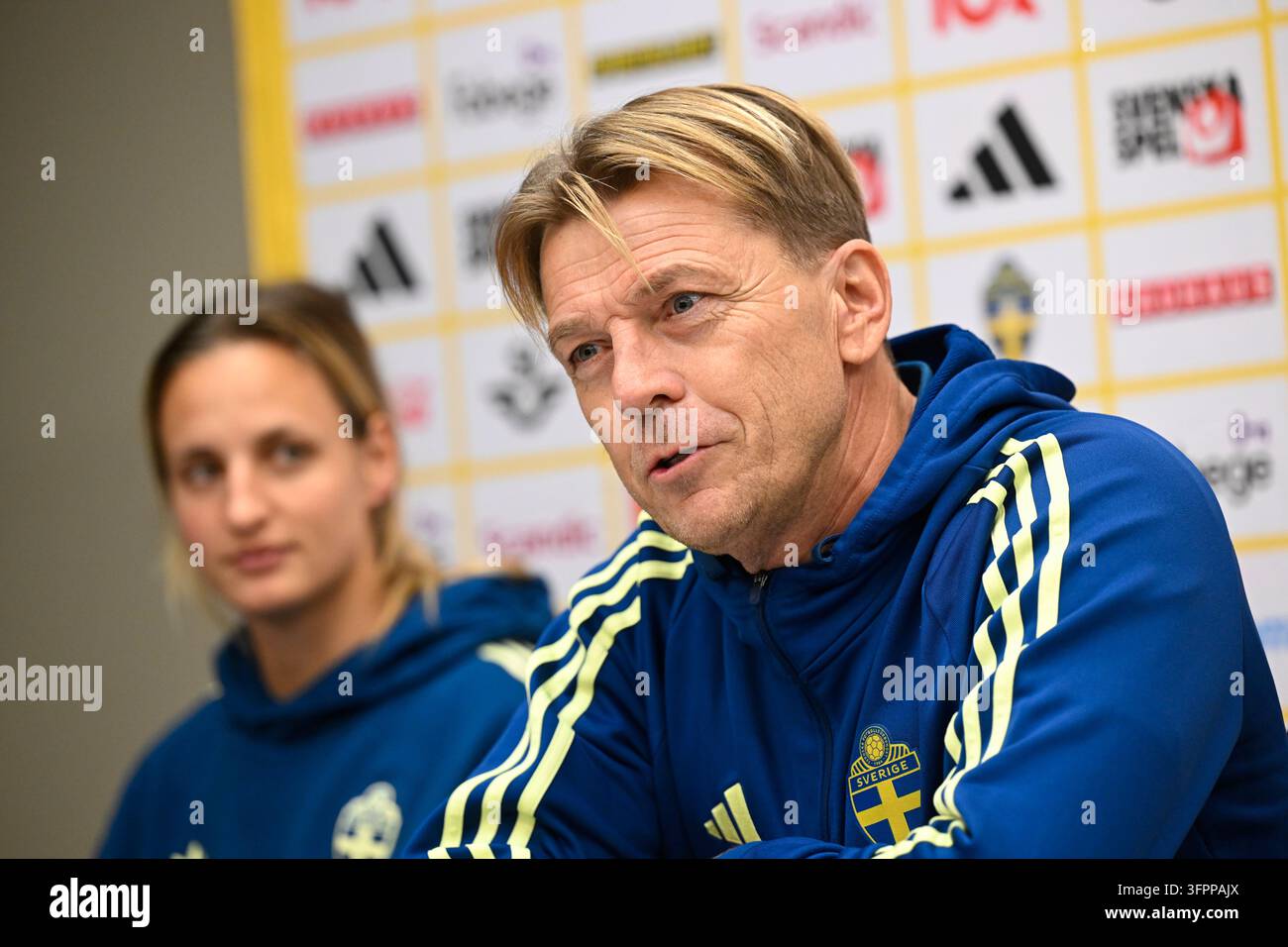 Kaunas, Litauen. 08. Okt., 2026. KAUNAS, LITAUEN 20261008Nationalmannschaftskapitän Tony Gustavson und Nathalie Björn während einer Pressekonferenz mit der Frauen-Nationalfußballmannschaft vor dem Weltcup-Playoff gegen Litauen. ***Das Bild ist im SPORT-PAKET enthalten. Für andere BEZAHLTES BILD*** Foto: Jessica Gow/TT/Code 10070 Dieser Text ist automatisch übersetzt Credit: TT News Agency/Alamy Live News Stockfoto