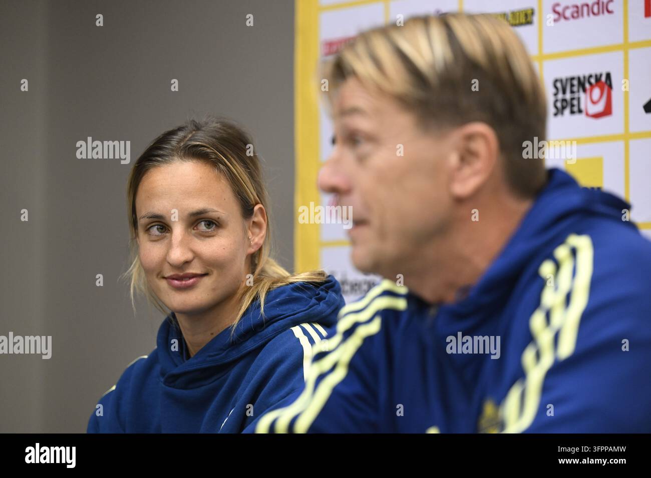 Kaunas, Litauen. 08. Okt., 2026. KAUNAS, LITAUEN 20261008Nationalmannschaftskapitän Tony Gustavson und Nathalie Björn während einer Pressekonferenz mit der Frauen-Nationalfußballmannschaft vor dem Weltcup-Playoff gegen Litauen. ***Das Bild ist im SPORT-PAKET enthalten. Für andere BEZAHLTES BILD*** Foto: Jessica Gow/TT/Code 10070 Dieser Text ist automatisch übersetzt Credit: TT News Agency/Alamy Live News Stockfoto