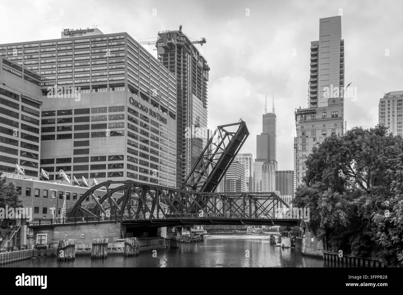 Schwarzweißbild der Kinzie Street-Eisenbahnbrücke über den Nordarm des Chicago River. Die Brücke ist jetzt dauerhaft geöffnet. Stockfoto