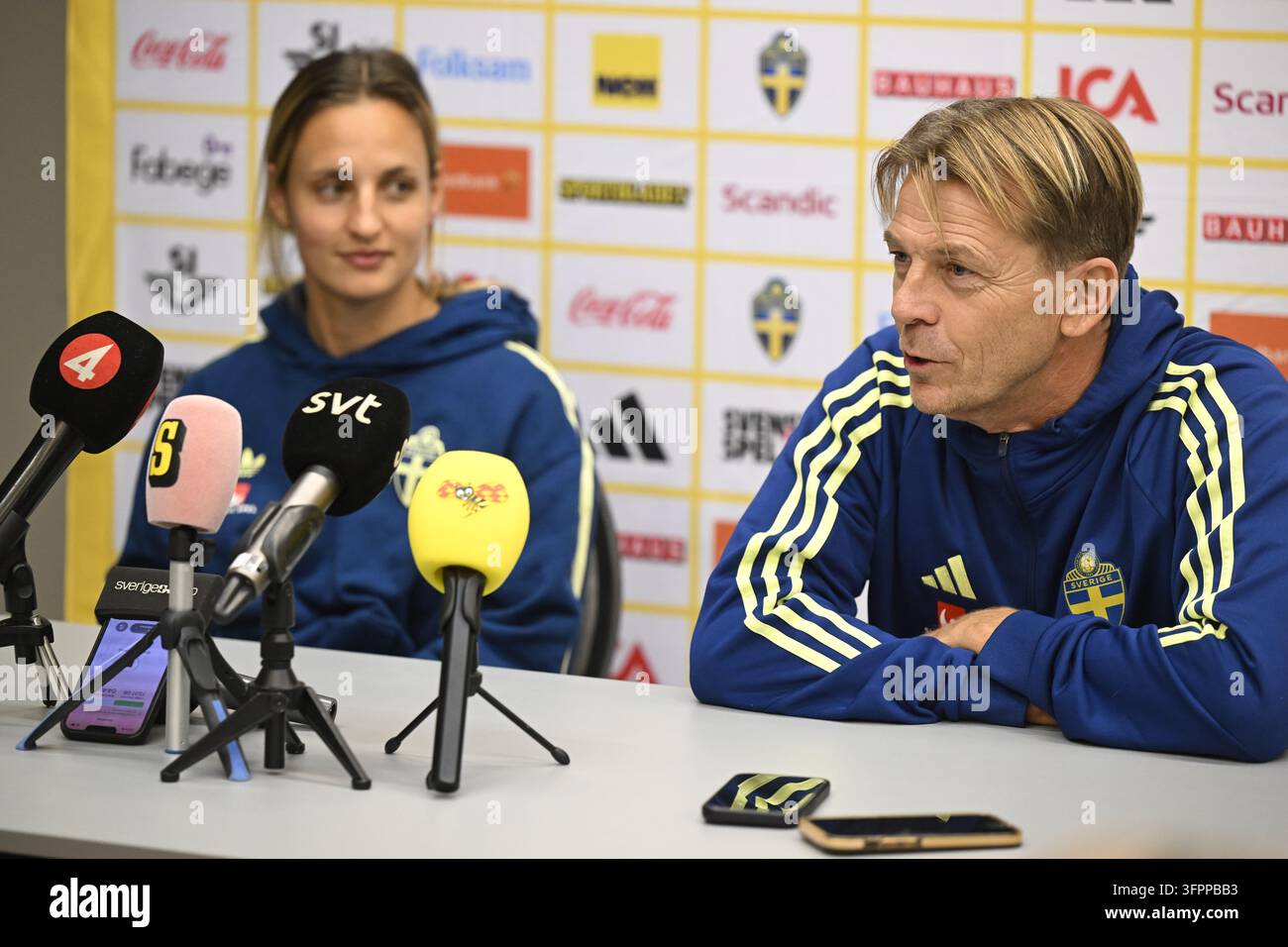 Kaunas, Litauen. 08. Okt., 2026. KAUNAS, LITAUEN 20261008Nationalmannschaftskapitän Tony Gustavson und Nathalie Björn während einer Pressekonferenz mit der Frauen-Nationalfußballmannschaft vor dem Weltcup-Playoff gegen Litauen. ***Das Bild ist im SPORT-PAKET enthalten. Für andere BEZAHLTES BILD*** Foto: Jessica Gow/TT/Code 10070 Dieser Text ist automatisch übersetzt Credit: TT News Agency/Alamy Live News Stockfoto