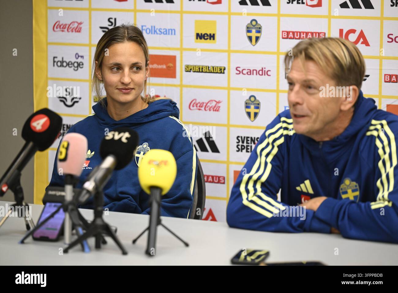 Kaunas, Litauen. 08. Okt., 2026. KAUNAS, LITAUEN 20261008Nationalmannschaftskapitän Tony Gustavson und Nathalie Björn während einer Pressekonferenz mit der Frauen-Nationalfußballmannschaft vor dem Weltcup-Playoff gegen Litauen. ***Das Bild ist im SPORT-PAKET enthalten. Für andere BEZAHLTES BILD*** Foto: Jessica Gow/TT/Code 10070 Dieser Text ist automatisch übersetzt Credit: TT News Agency/Alamy Live News Stockfoto