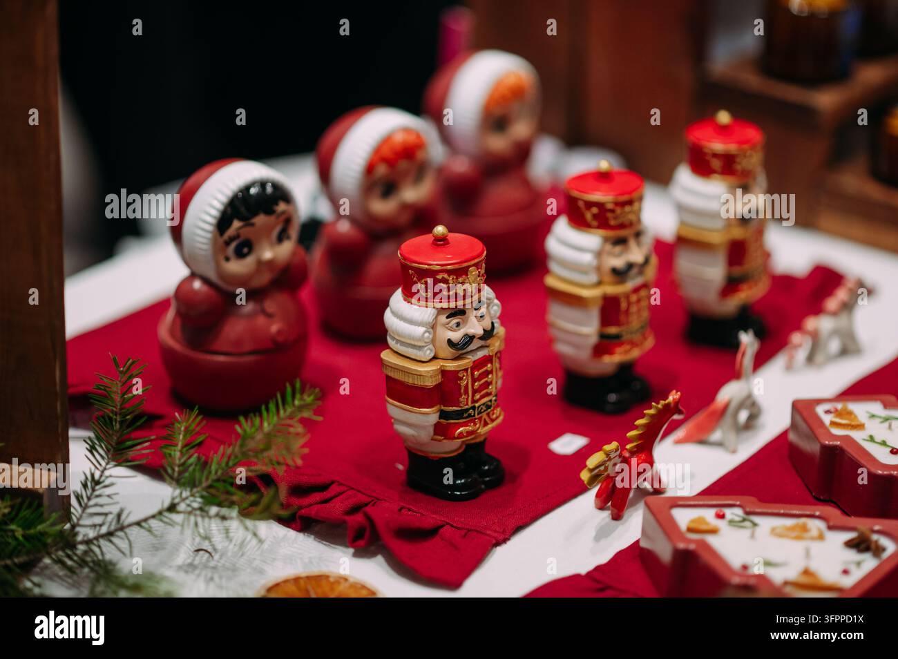 Traditioneller Weihnachtsnussknacker und festliche Weihnachtsdekorationen auf einer Marktauslage Stockfoto