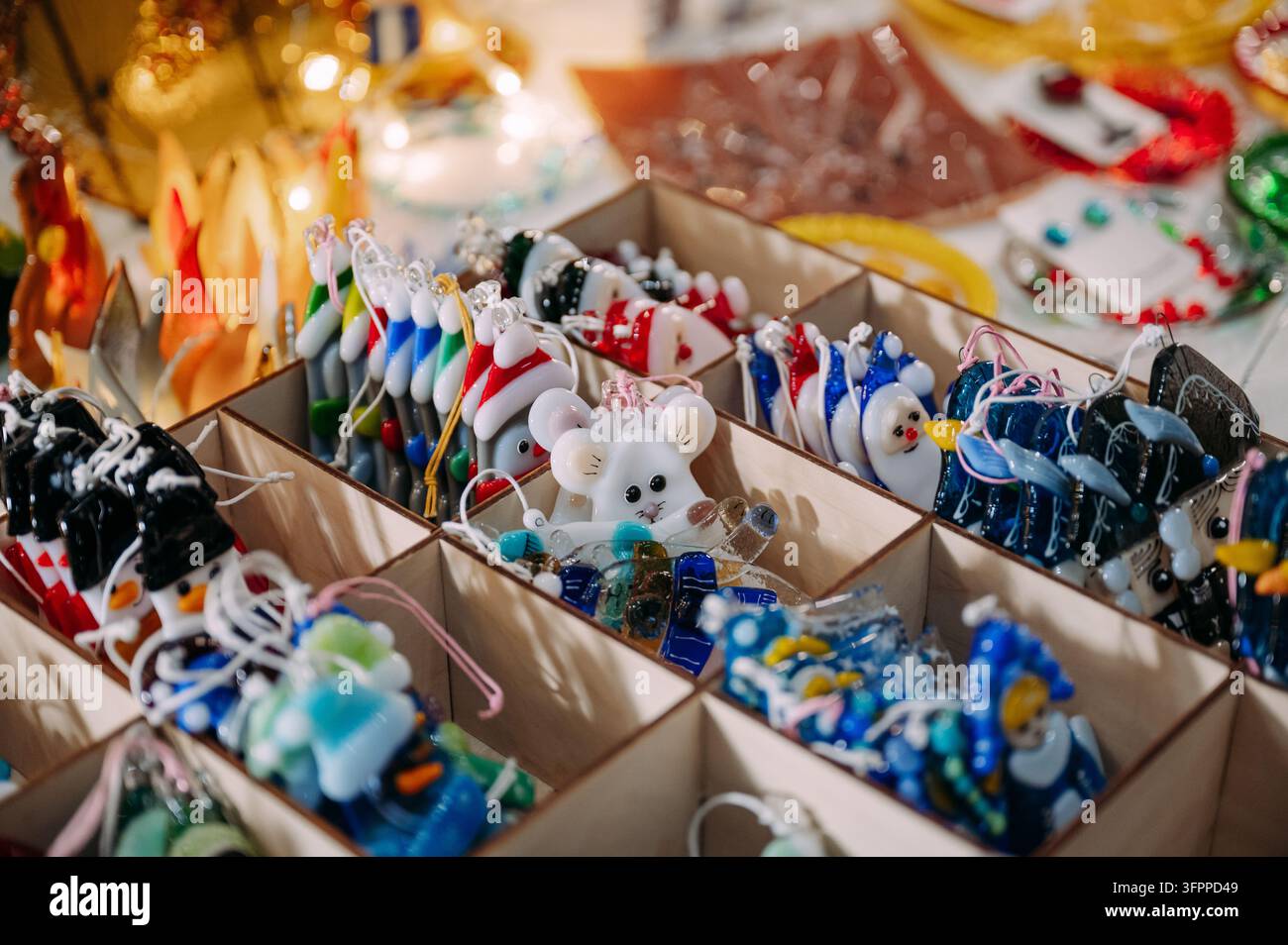 Weihnachtsornamente, die auf einem festlichen Weihnachtsmarkt ausgestellt sind Stockfoto