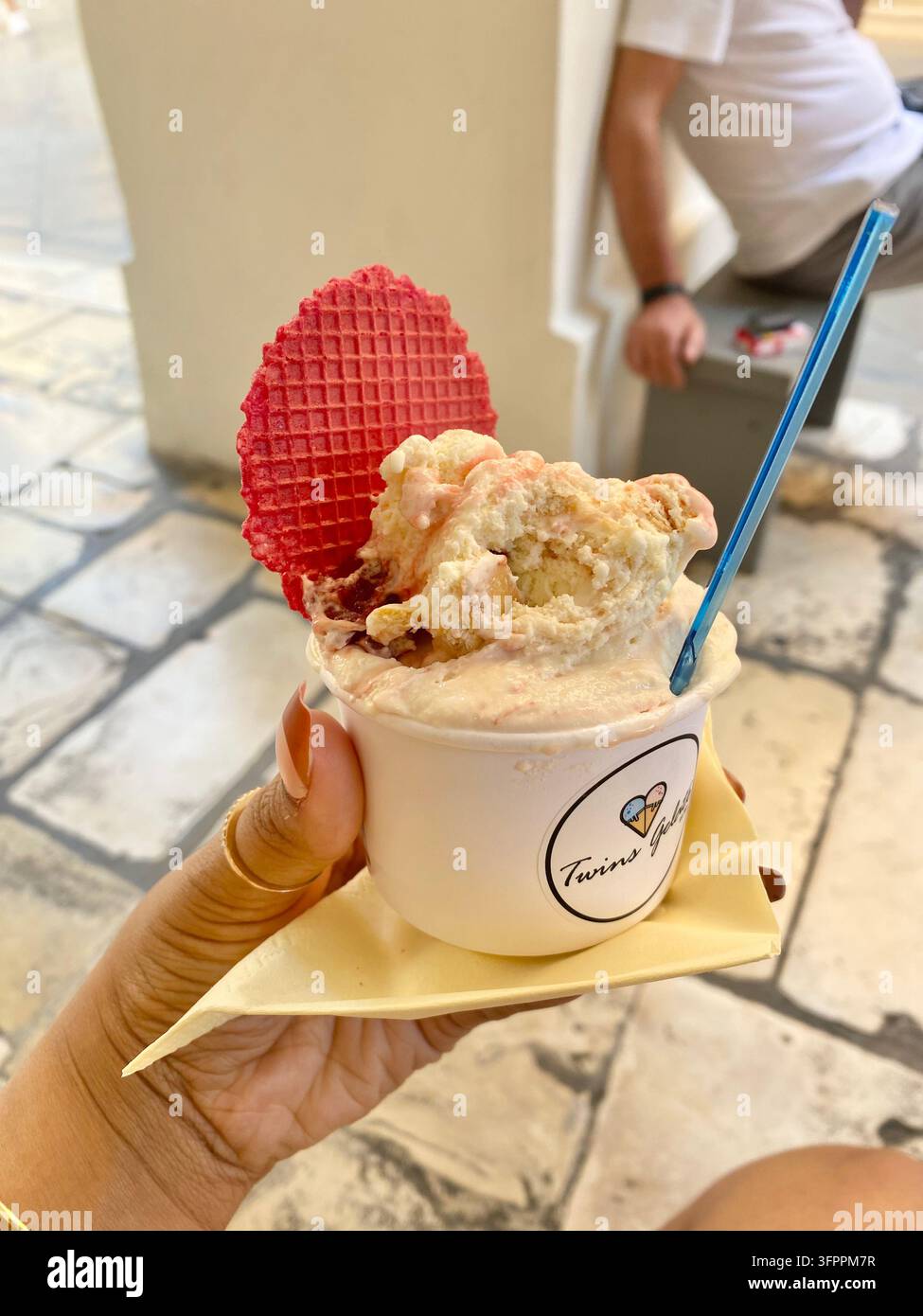 Eis in einem To-Go-Becher Stockfoto