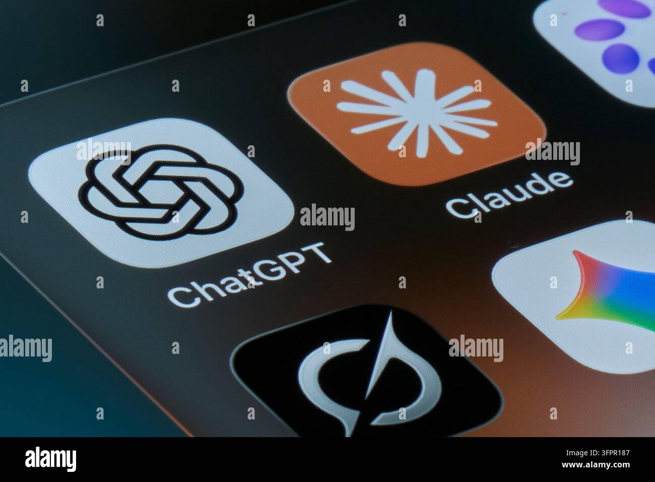 ChatGPT, Claude, Grok und Gemini und App-Symbole auf dem Smartphone-Bildschirm in der Nähe Stockfoto