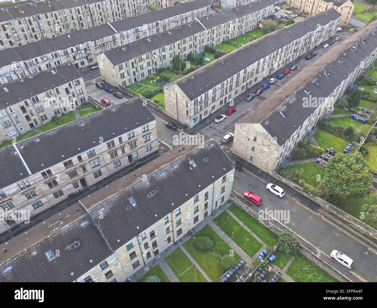 Sozialwohnungen in Reihen in der schottischen Stadt Paisley Stockfoto