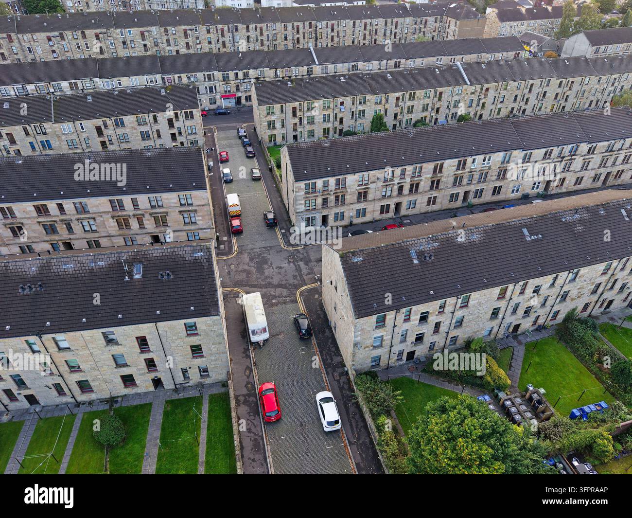 Sozialwohnungen in Reihen in der schottischen Stadt Paisley Stockfoto