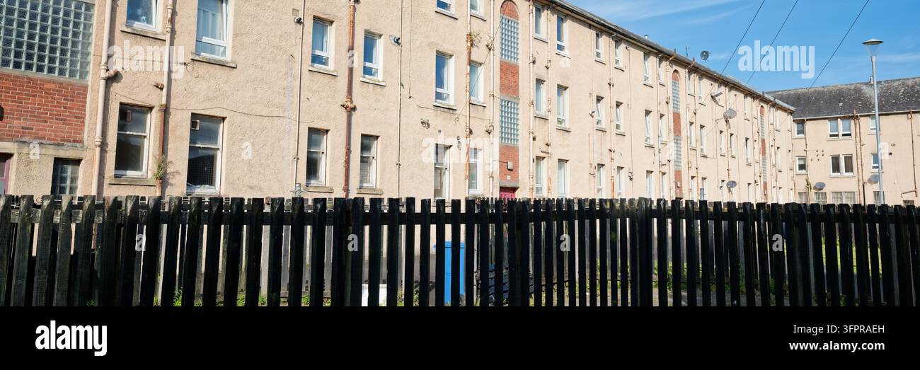 Sozialwohnungen in Reihen in der schottischen Stadt Paisley Stockfoto