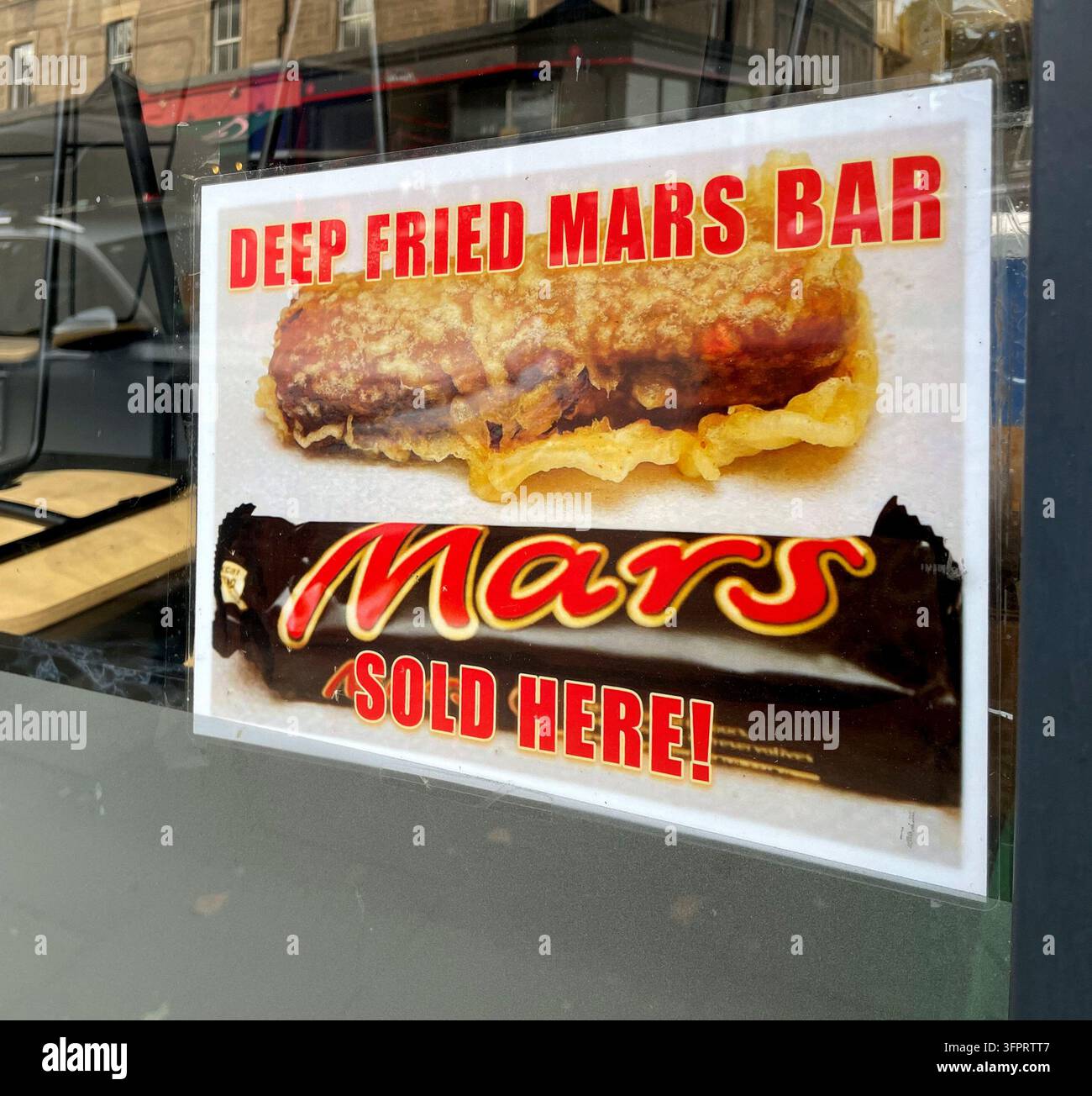 Echt gegrillte Mars-Bar-Schild-Delikatesse zum Verkauf in einem schottischen Fisch- und Frittierladen, UK - Smartphone-aufgenommenes Stockfoto