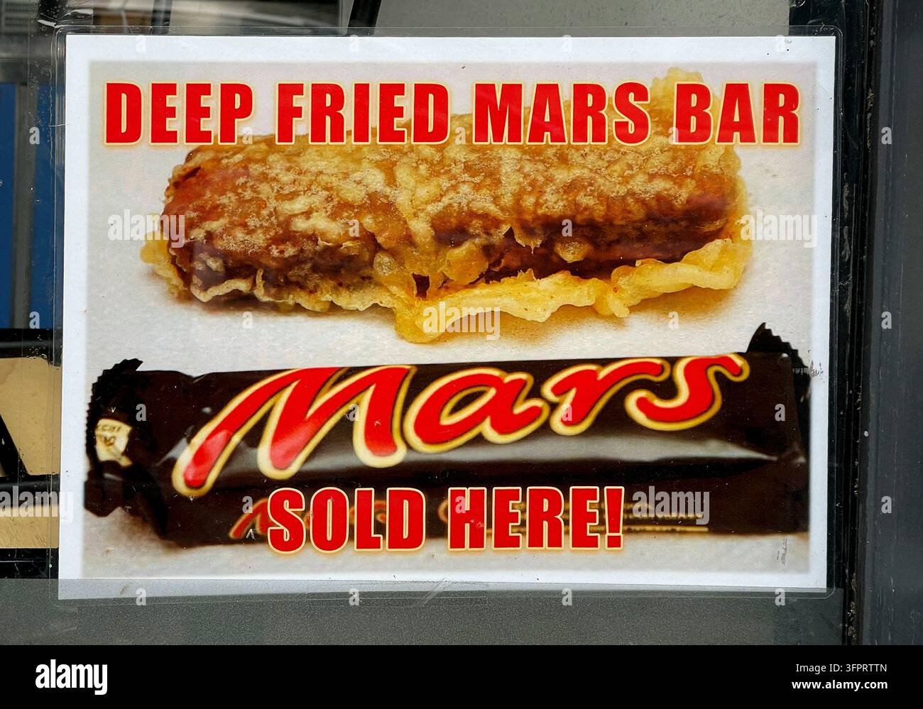 Echt gegrillte Mars-Bar-Schild-Delikatesse zum Verkauf in einem schottischen Fisch- und Frittierladen, UK - Smartphone-aufgenommenes Stockfoto