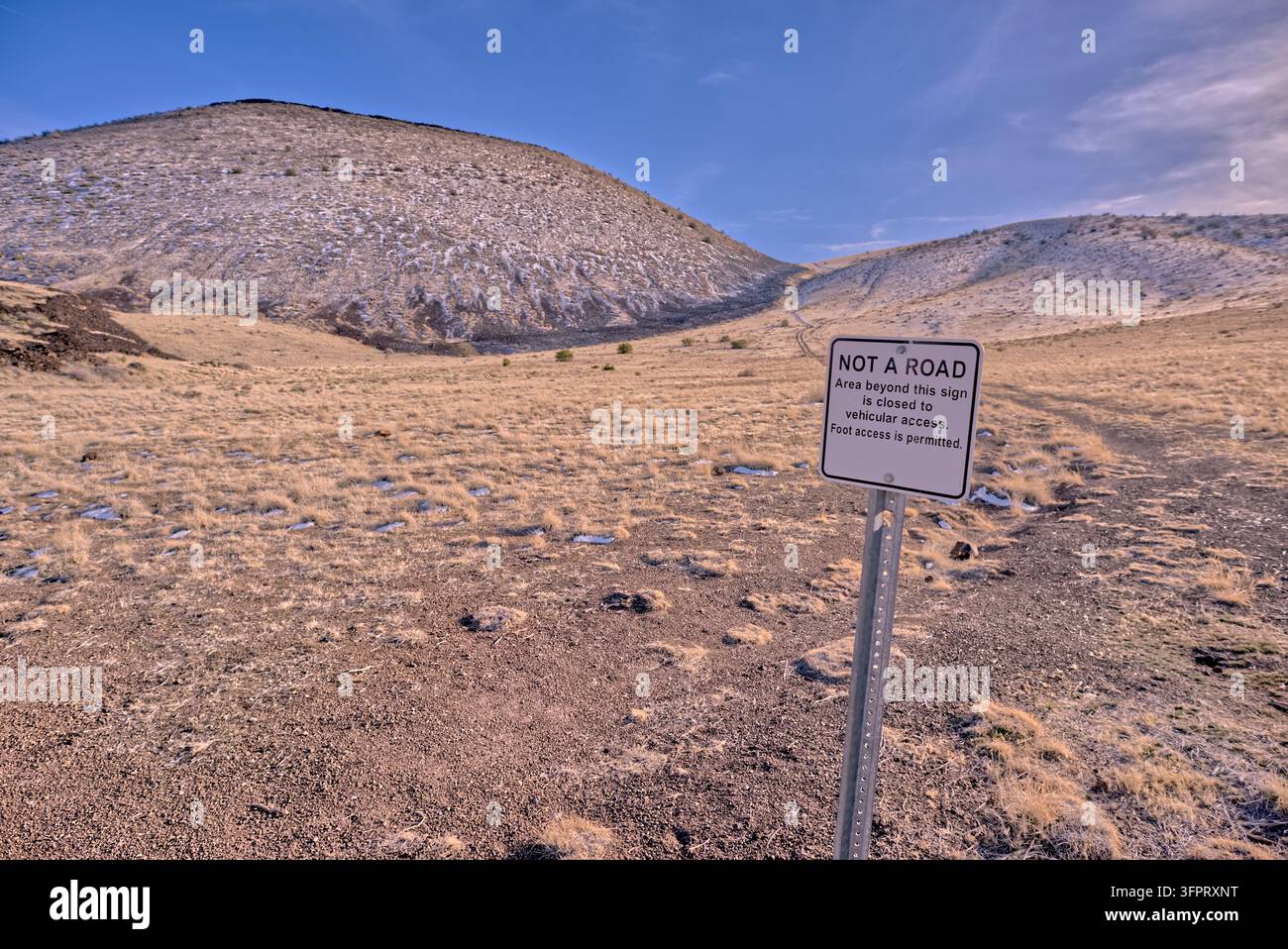 Der Nordhang des SP Crater, nördlich von Flagstaff Arizona gelegen, Das Schild warnt, dass das Gebiet für Fahrzeuge gesperrt ist, aber Wandern ist erlaubt Stockfoto