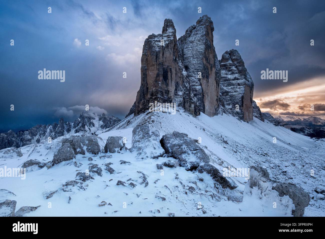 Die weltberühmten Tre Cime di Lavaredo im Winter, gesehen von Forcella Lavaredo, Dolomiten, Provinz Belluno, Region Venetien, Italien, Gezeigte Gipfel sind Cima Piccola, Cima Grande und Cima Ovest, Stockfoto