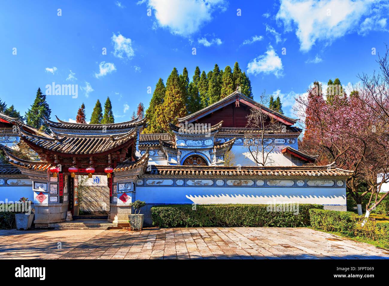 Architektur der NaXi-Volksgruppe im Yunnan-Ethno-Dorf, einem ethnografischen Dorf und Themenpark, der die verschiedenen Folklore, Kultur, a Stockfoto
