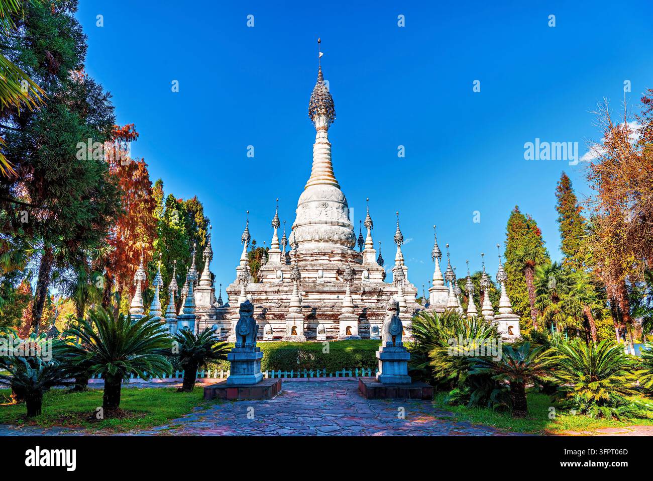 Dai (Thailändische) Ethnie-Architektur, Yunnan Ethno-Dorf, ein ethnografisches Dorf und Themenpark, der die verschiedenen Volkskunde, Kultur und Stockfoto