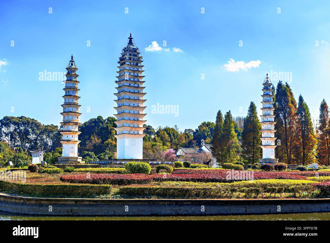 Die drei weißen Pagoden der Bai-Volksgruppe im Yunnan-Ethnodorf, einem ethnografischen Dorf und Themenpark, der die verschiedenen Volksmärchen präsentiert Stockfoto