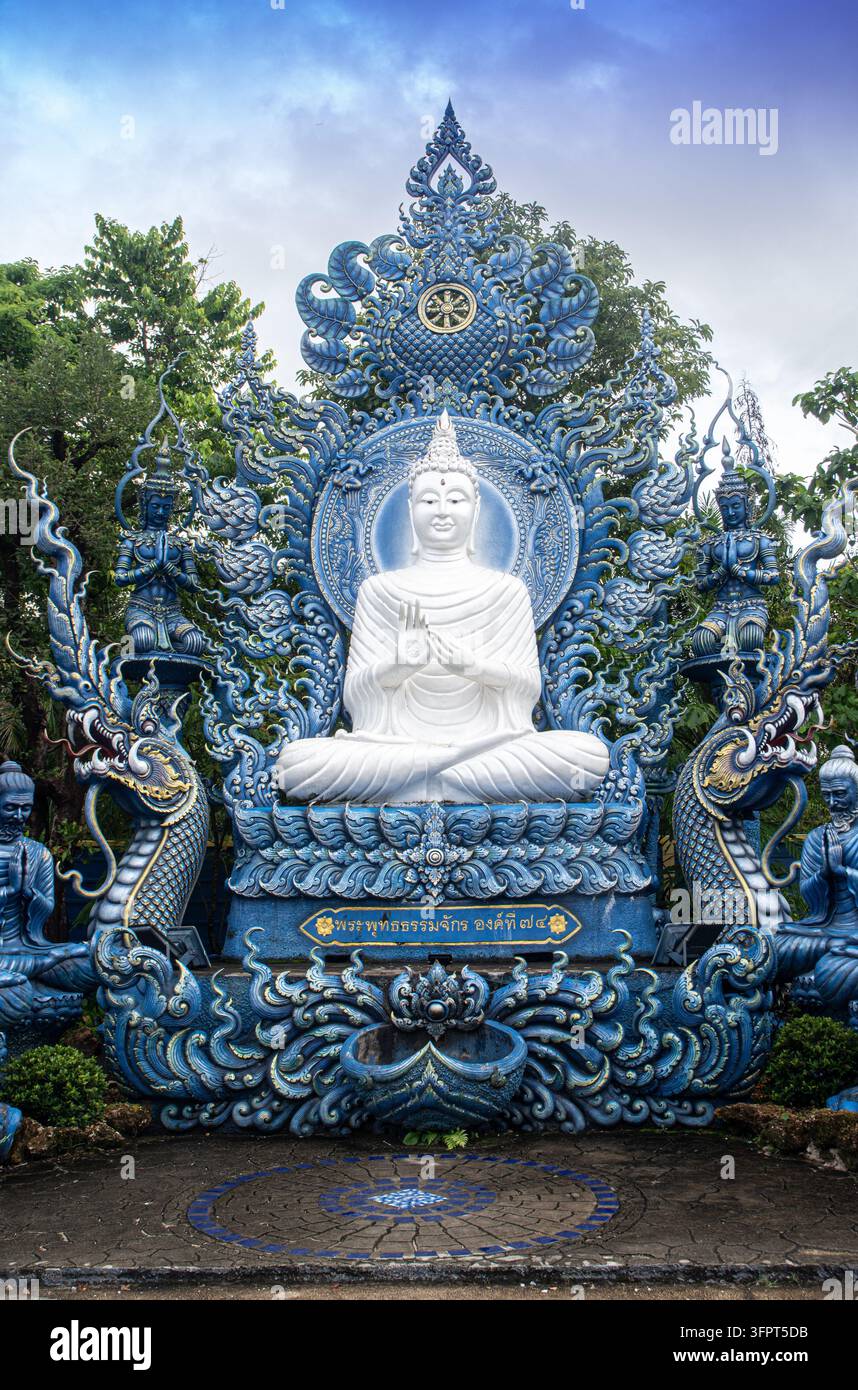 Große weiße Buddha-Statue, umgeben von aufwendigen blauen Dekorationen und Figuren, Chiang Rai, Thailand Stockfoto