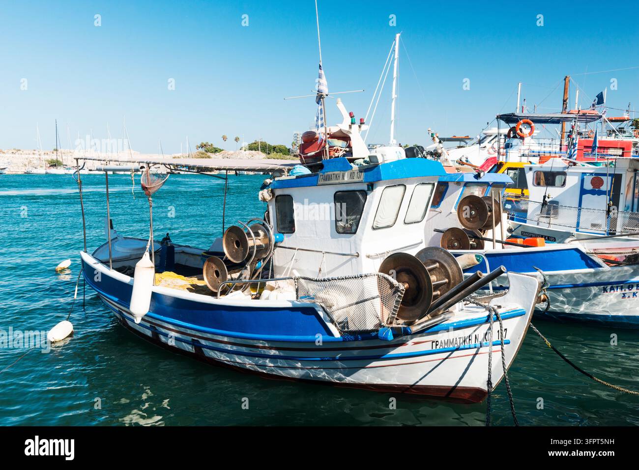 Fischereiboot ruht im Hafen von Kos an der Akti Kondourou in Kos-Stadt, Kos-Insel, Griechenland an einem sonnigen Tag Stockfoto