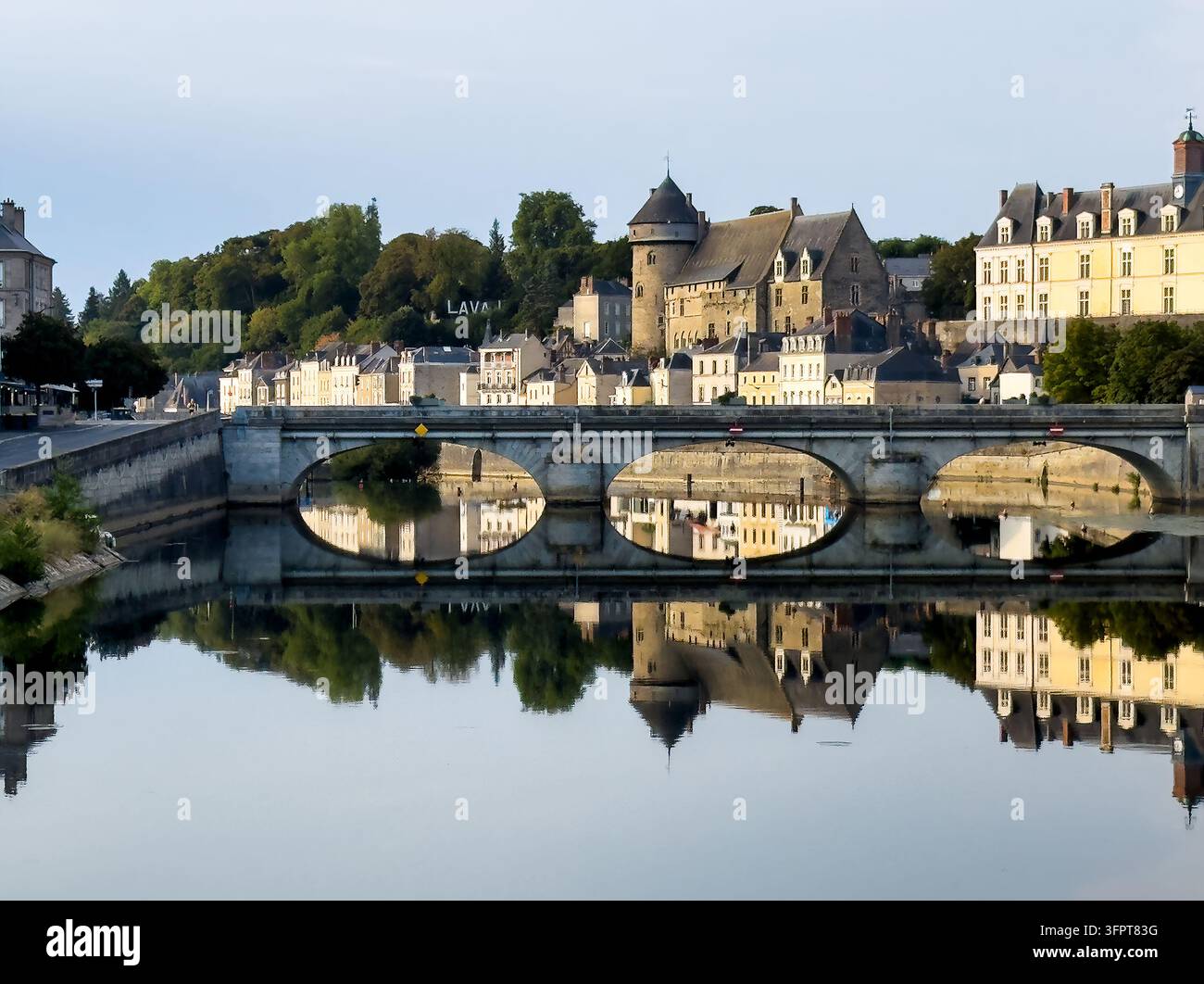 Laval, Frankreich, Europa - 15. August 2016: Historisches Schloss und sein Turm. Rechts: das lange Palastgebäude mit seinem Uhrturm, genannt das Neue Schloss, Chat Stockfoto